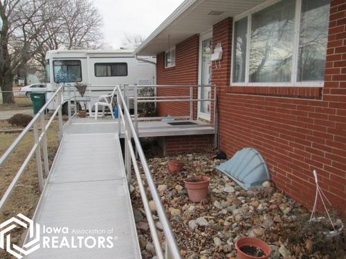 614 N 1st St, Knoxville, IA, 50138-1632 | Card Image