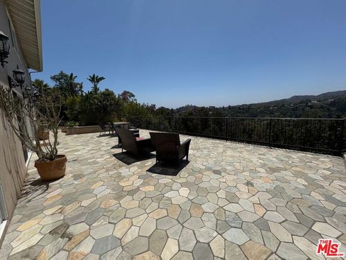 911 Teakwood Rd, Los Angeles, CA, 90049 | Card Image