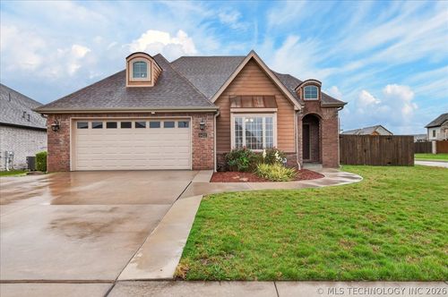 6422 Foxtail Park Dr, Bartlesville, OK, 74006-6027 | Card Image