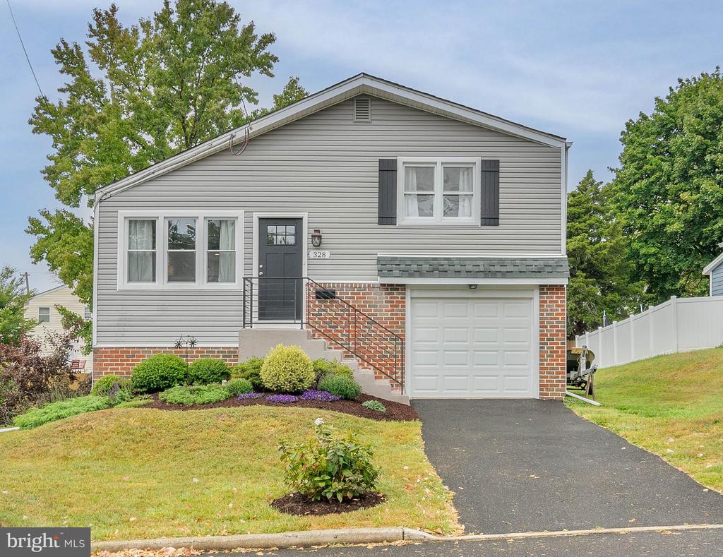 Ruscombe Ave, Glenside, PA 19038