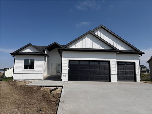 435 Nw Red Oak Ct, Waukee, IA, 50263-5600 | Card Image