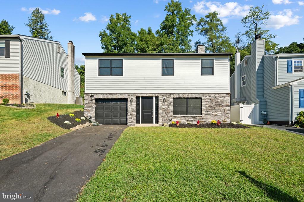 Francis Dr, Havertown, PA 19083