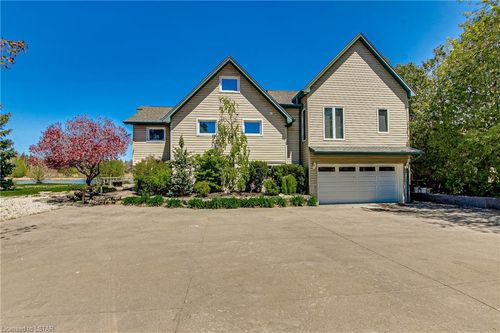 7474 Riverside Dr, Port Franks, ON, N0M2L0 | Card Image