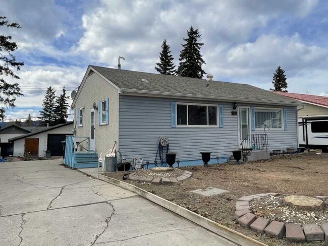 113 Chetamon Drive, Home with 2 bedrooms, 1 bathrooms and 4 parking in Hinton AB | Image 1