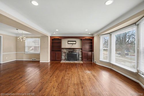 13146 Hart Ave, Huntington Woods, MI, 48070-1011 | Card Image