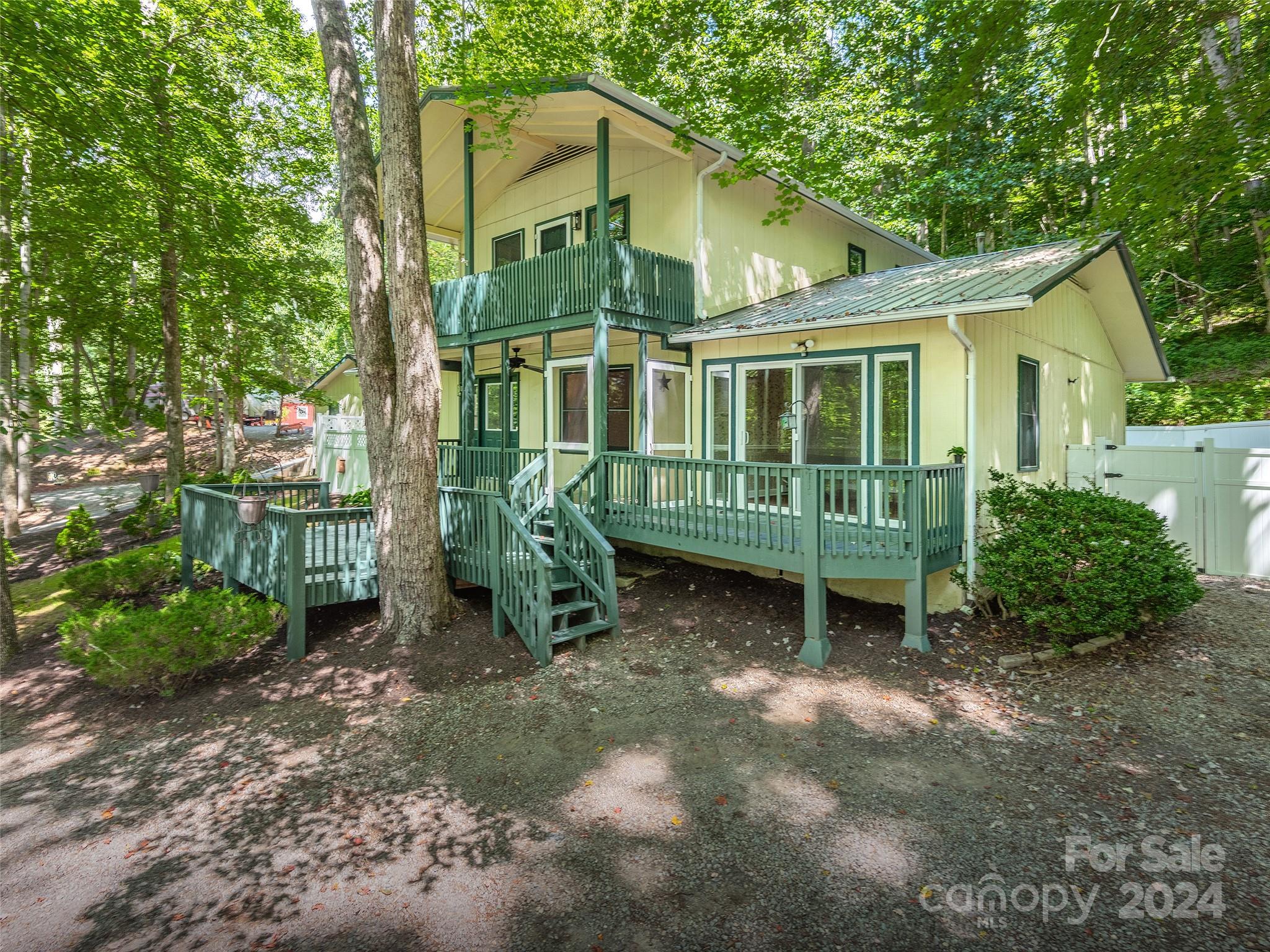Ivy Ln, Maggie Valley, NC 28751
