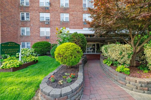 apt-1e-250 W Merrick Rd, Freeport, NY, 11520-3311 | Card Image