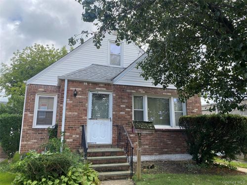 15 Cross Street, North Hempstead, NY, 11596 | Card Image