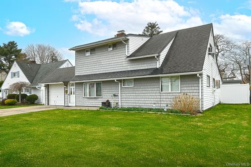 24 Cloister Ln, Hicksville, NY, 11801-6408 | Card Image