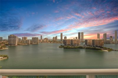 2203 - 3301 Ne 183rd St, Condo with 3 bedrooms, 3 bathrooms and null parking in Aventura FL | Image 1