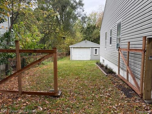 609 Elkinford Dr, White Lake, MI, 48383-2930 | Card Image