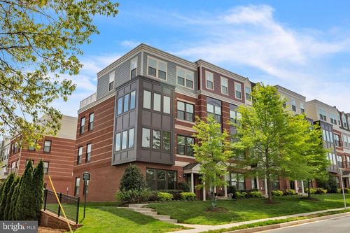 3951 Oak St, FAIRFAX, VA, 22030-3738 | Card Image