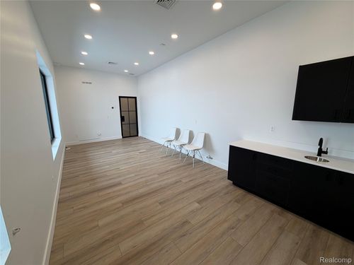 2100 15 Mile Rd, Sterling Heights, MI, 48310-4800 | Card Image