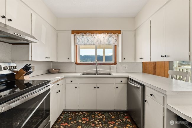 The kitchen is designed with functionality in mind, offering a practical layout that makes cooking and meal prep a breeze. Plus, the included kitchen appliances ensure you’re ready to settle in and start creating your favorite dishes from day one | Image 8