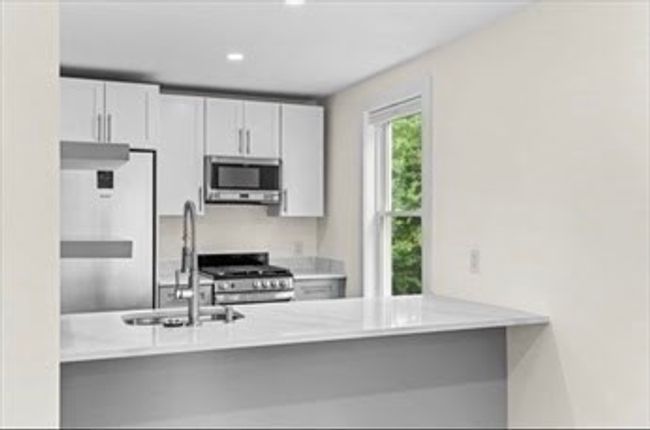 APT-2 - 56 Spring St, Condo with 2 bedrooms, 1 bathrooms and 2 parking in Cohasset MA | Image 4