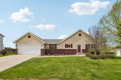 1112 Durango Dr, Hartford, WI, 53027-2083 | Card Image