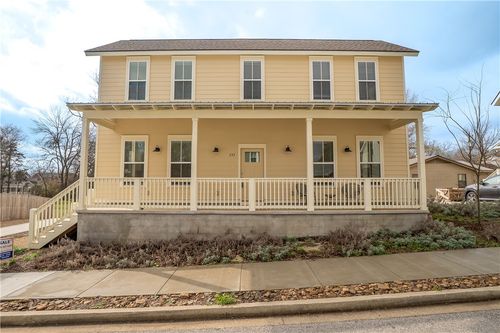 233 E 10th St, Fayetteville, AR, 72701-6253 | Card Image