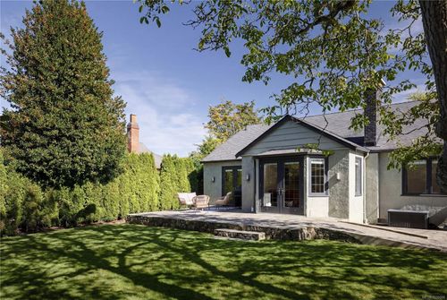 535 Falkland Rd, Victoria, BC, V8S4L6 | Card Image