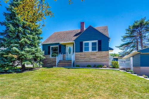 325 Evelyn Ave, Seven Hills, OH, 44131-5703 | Card Image