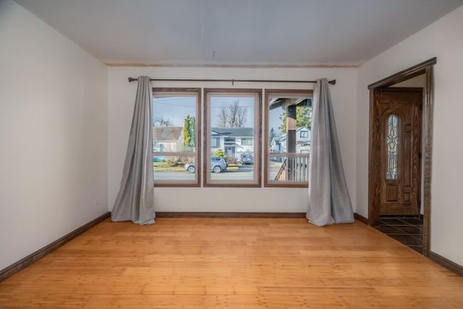 7582 Dunsmuir Street, House other with 3 bedrooms, 1 bathrooms and 4 parking in Mission BC | Image 5