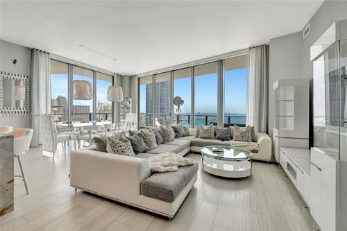 ph5001-1300 S Miami Ave, Miami, FL, 33130-4467 | Card Image