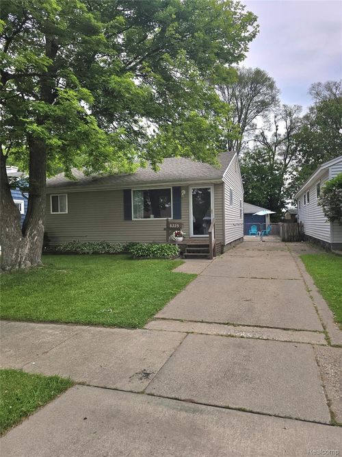 8225 Oak St, Taylor, MI, 48180-2258 | Card Image