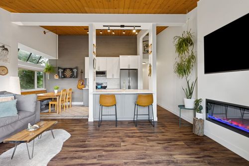 302-146 E 18th St, North Vancouver, BC, V7L2X5 | Card Image