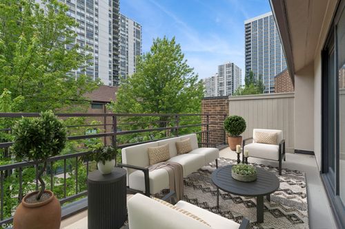 1327 N Sutton Pl, Chicago, IL, 60610-2007 | Card Image