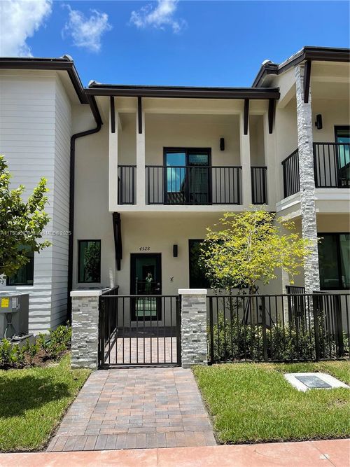 4528-4528 Nw 83rd Path, Doral, FL, 33166-5936 | Card Image