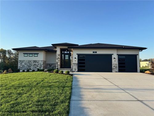 579 Southshore Dr, Lake Winnebago, MO, 64034-7815 | Card Image