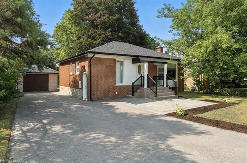 162 Queen St, Newmarket, ON, L3Y2E8 | Card Image