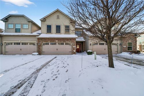 300 Lakewick Ln, Willowick, OH, 44095-4682 | Card Image