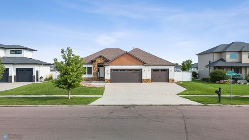 6511 Osgood Pkwy S, Fargo, ND, 58104-3320 | Card Image