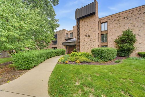 3942 N Oakland Ave, Shorewood, WI, 53211-2279 | Card Image