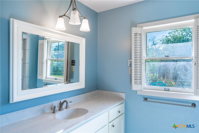 1307 N Main St, House other with 3 bedrooms, 2 bathrooms and null parking in Victoria TX | Image 17