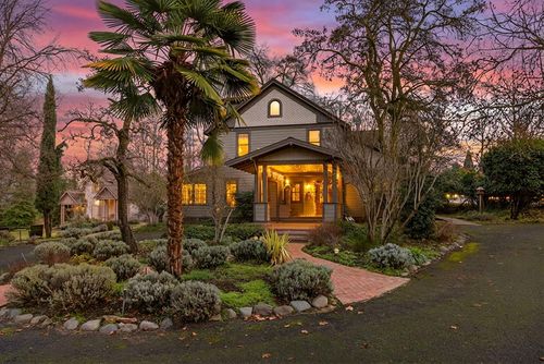 668 N Main St, Ashland, OR, 97520-1710 | Card Image