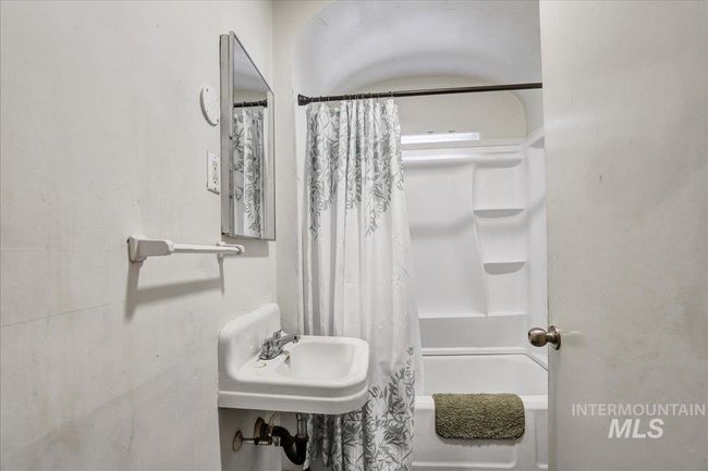 202 E 2 Nd St, Home with 5 bedrooms, 2 bathrooms and 2 parking in Shoshone ID | Image 10