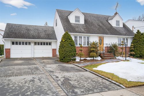 112 Wentworth Avenue, North Hempstead, NY, 11507 | Card Image