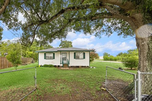 945 N Lake Avenue, Eagle Lake, TX, 77434 | Card Image