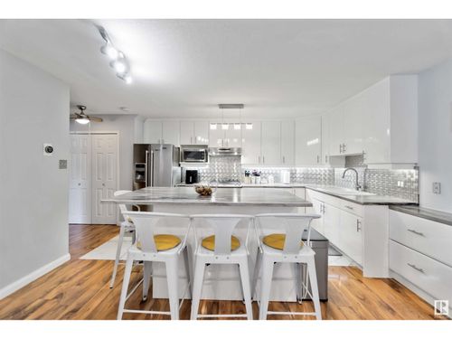 11-8203 160 Ave Nw, Edmonton, AB, T5Z3C1 | Card Image