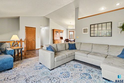 2305 S Roosevelt Ave, Sioux Falls, SD, 57106-3233 | Card Image