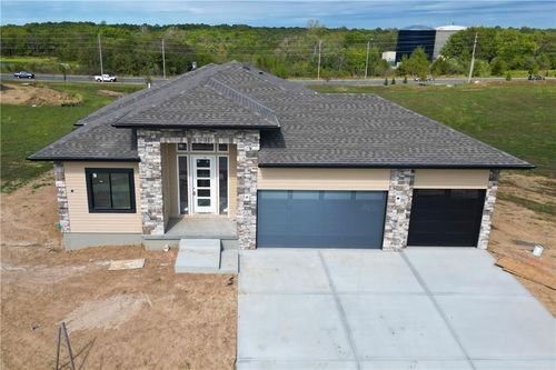 2607 Ne Woodland Oak Dr, Lee's Summit, MO, 64086-7126 | Card Image