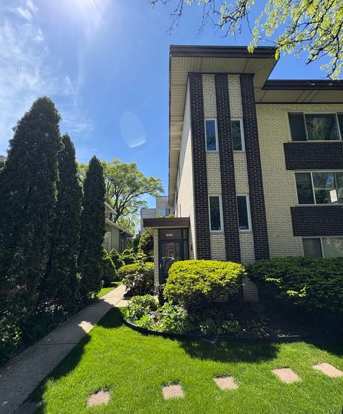 1b-7070 N Ridge Blvd, Chicago, IL, 60645-3545 | Card Image