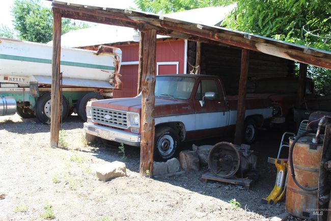 View of vehicle parking | Image 17