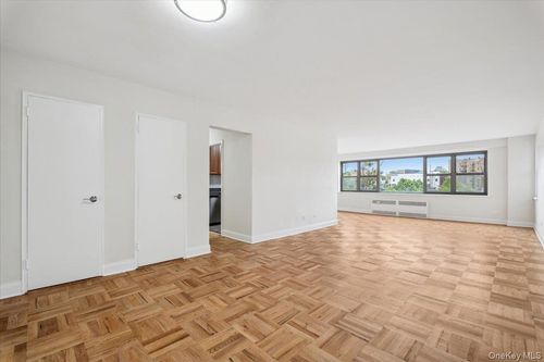 1g-2 Washington Sq, Larchmont, NY, 10538-2020 | Card Image