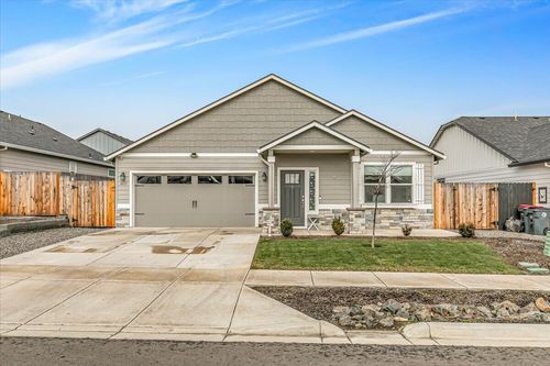 1637 Bronte Cir, Medford, OR, 97504-7471 | Card Image