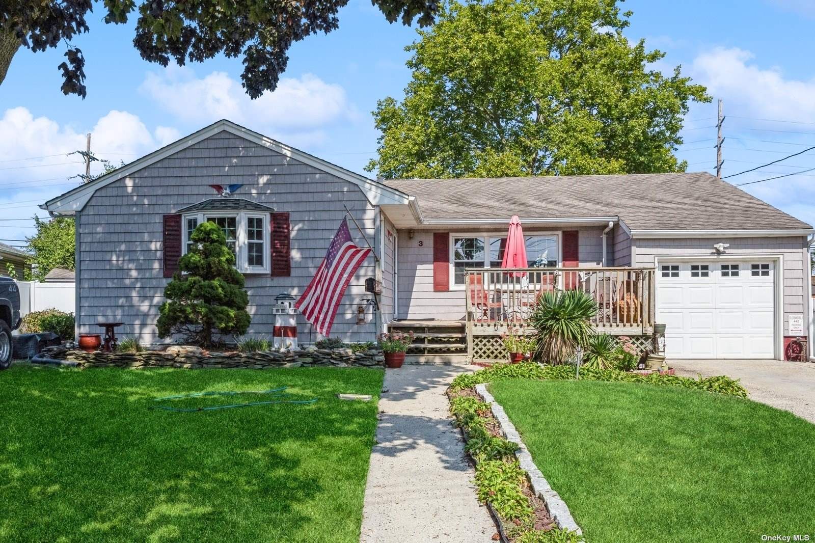 Clifford Dr, Farmingdale, NY 11735