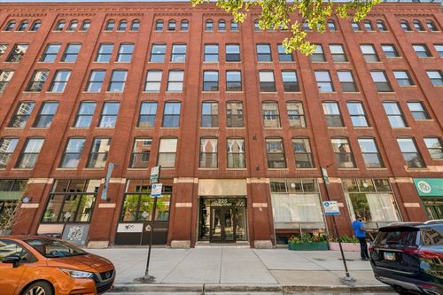 419-225 Huron St, Chicago, IL, 60654-3985 | Card Image
