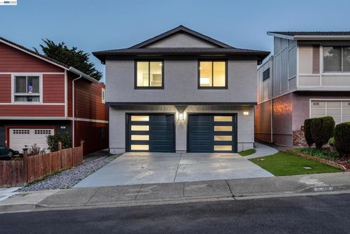 137 Morton Dr, Daly City, CA, 94015-4417 | Card Image