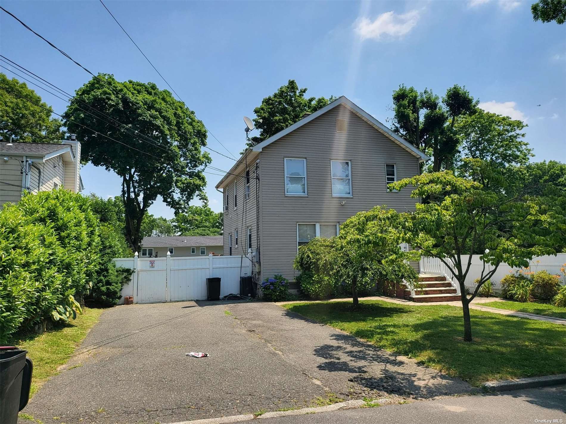 9th Ave, Huntington Station, NY 11746
